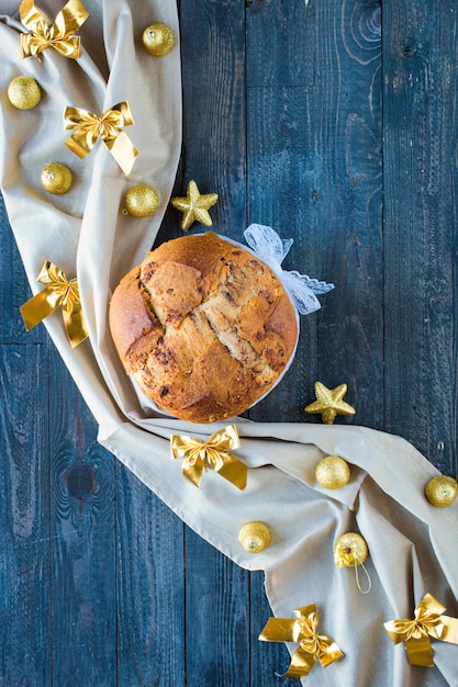 Gâteau de Noël italien traditionnel avec du chocolat et diverses décorations de Noël