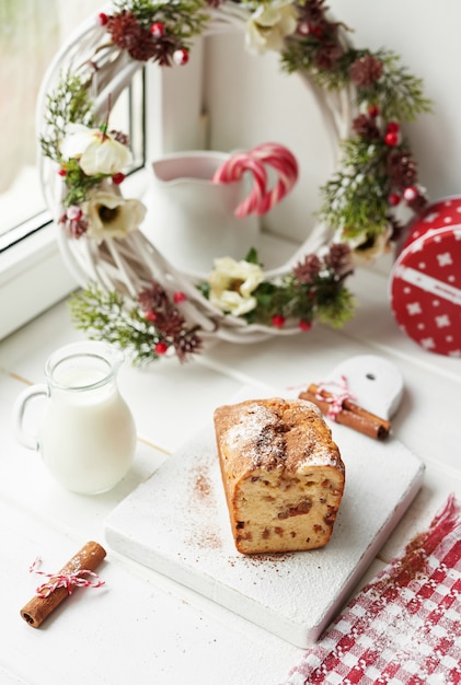 Gâteau De Noël, Lait, Cacao à La Guimauve, Cannelle Près De La Fenêtre