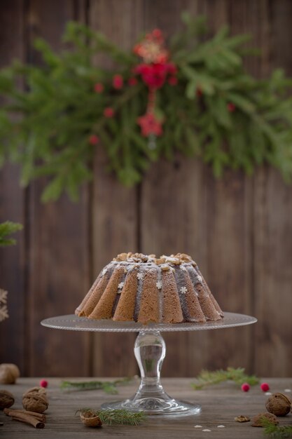 Gâteau de Noël sur un mur en bois foncé