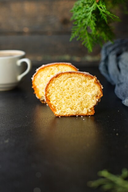 Gâteau de Noël sur table noire