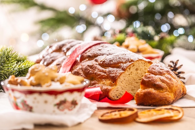 Gâteau de Noël tchèque traditionnel Vanocka sur une table de fête devant un arbre de Noël