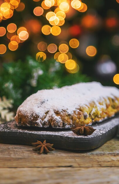 Gâteau de Noël volé sur la table. Mise au point sélective. Nourriture.