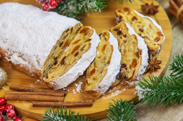 Gâteau de Noël volé sur la table. Mise au point sélective. Nourriture.