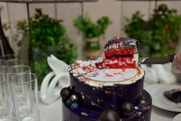 Gâteau noir sur fond noir foncé avec des étoiles dorées et des sphères décoration sur le dessus gâteau d'anniversaire luxueux