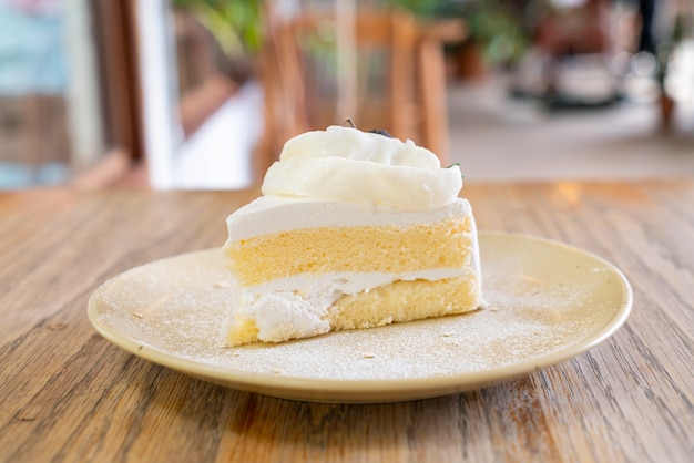 gâteau de noix de coco sur une assiette au café et restaurant