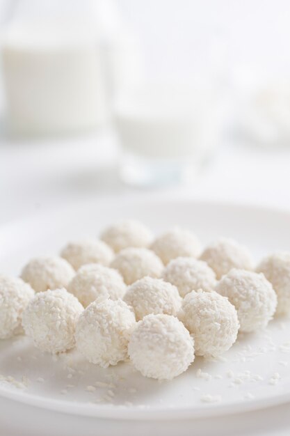 Photo gâteau de noix de coco de dessert et lait dans une cruche sur un fond clair