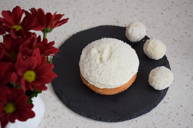 Gâteau à la noix de coco sur fond noir