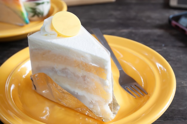 Gâteau à la noix de coco sur plaque jaune