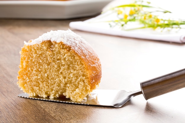 gâteau à la noix de coco avec tranche sur la table