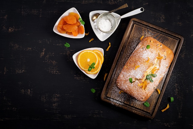 Gâteau à l'orange avec abricots secs et sucre en poudre