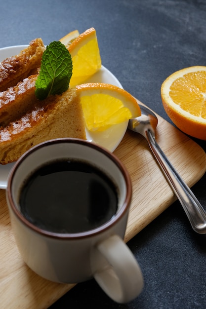 Gâteau à l&#39;orange avec café noir