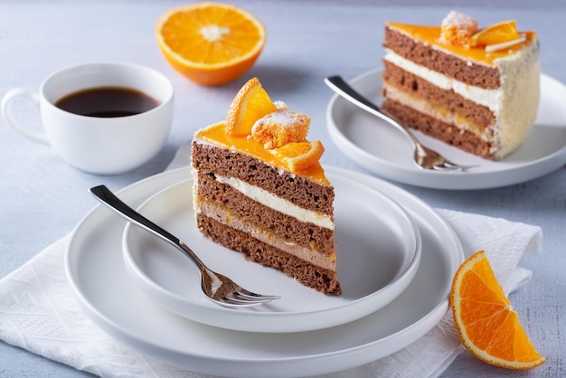 Gâteau orange et café sur une table en bois clair