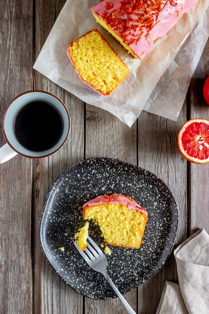 Gâteau d'orange fait maison sur une table en bois. Oranges rouges. Recettes. Des pâtisseries.