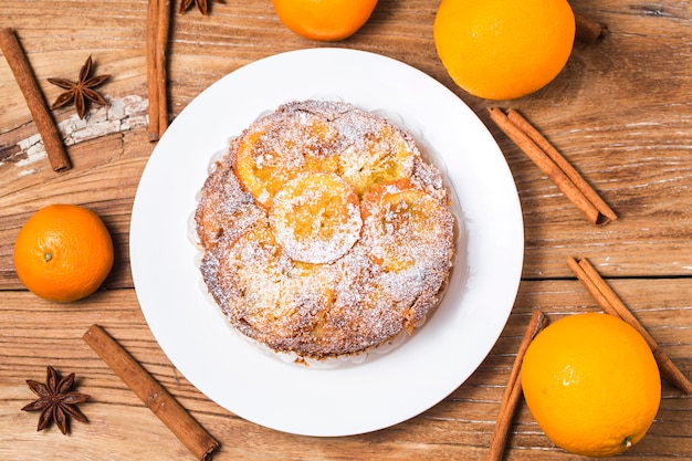 Gâteau d&#39;orange sur le fond de bois