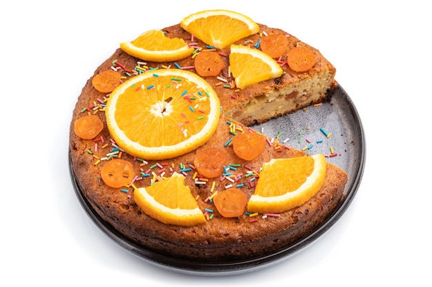 Gâteau orange isolé