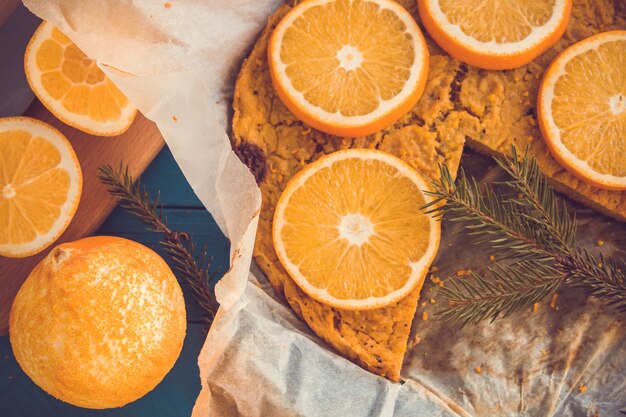 Gâteau à l'orange en papier cuisson décoré de branche de sapin