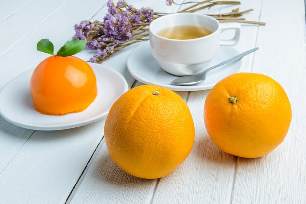 Gâteau orange sur une table en bois blanche