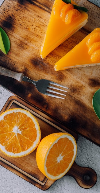 Gâteau à l'orange sur la table