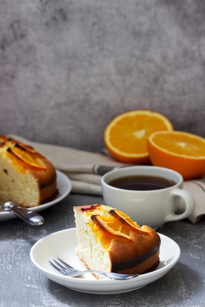 Gâteau à l'orange avec des tranches d'orange sur une surface en béton