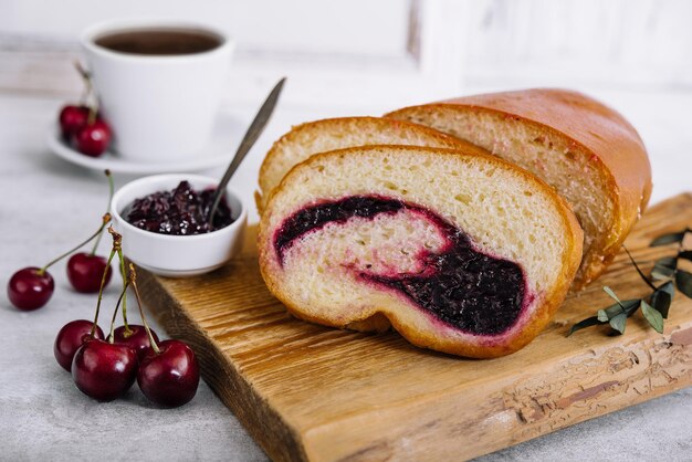 Gâteau de pain aux cerises fait maison à bord