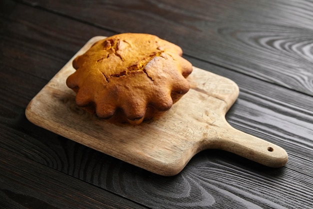 Gâteau de pain à la citrouille sur une planche à découper en bois