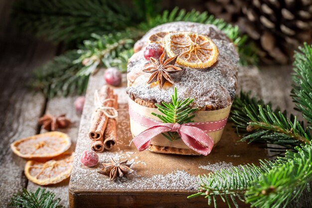 Gâteau de pain d'épice orange pour Noël sur plateau en bois