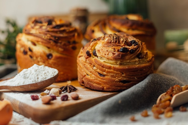 Gâteau de pain traditionnel de pâques kraffin panettone décoré sur la table de la cuisine