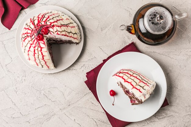 Gâteau pancho avec garniture aux cerises dans la coupe sur la vue de dessus de la plaque