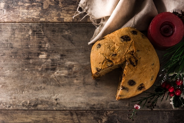 Gâteau panettone au chocolat de Noël avec Noël décoré sur une table en bois