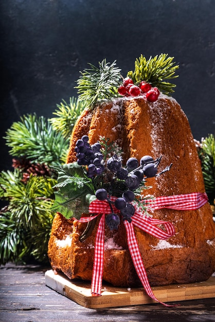 Gâteau Panettone Pandoro de Noël traditionnel