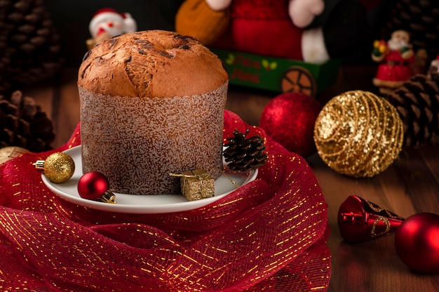 Gâteau panettone sur table