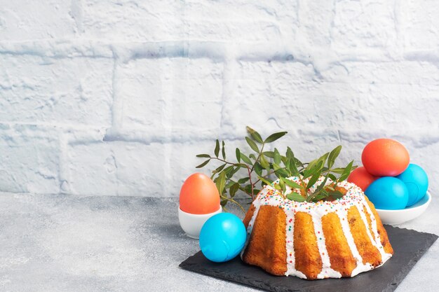 Gâteau de Pâques au sucre glace oeufs peints sur la table