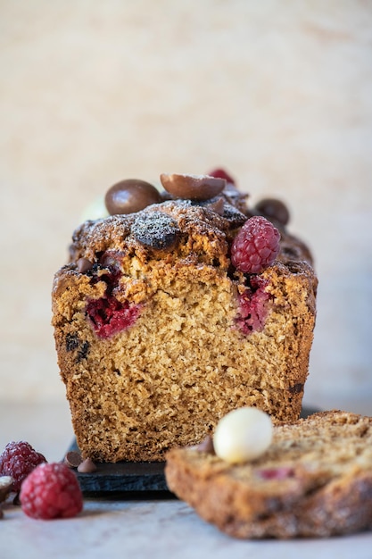 Gâteau de Pâques aux chocolats et framboise Close up