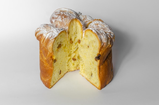 Gâteau de Pâques aux raisins secs sur fond blanc