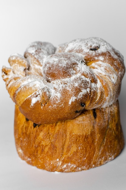 Gâteau de Pâques aux raisins secs sur fond blanc