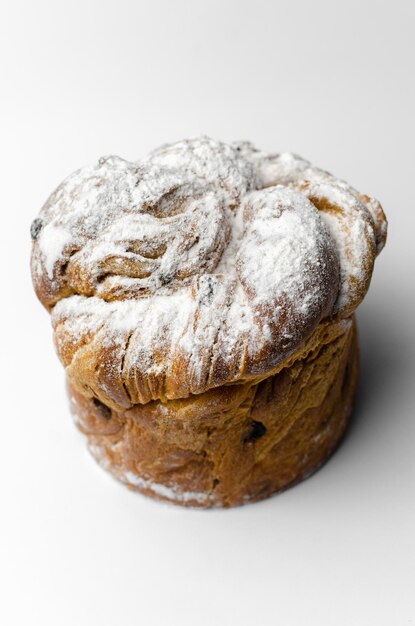 Gâteau de Pâques aux raisins secs sur fond blanc