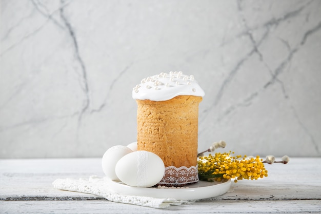 Gâteau de Pâques sur un béton blanc