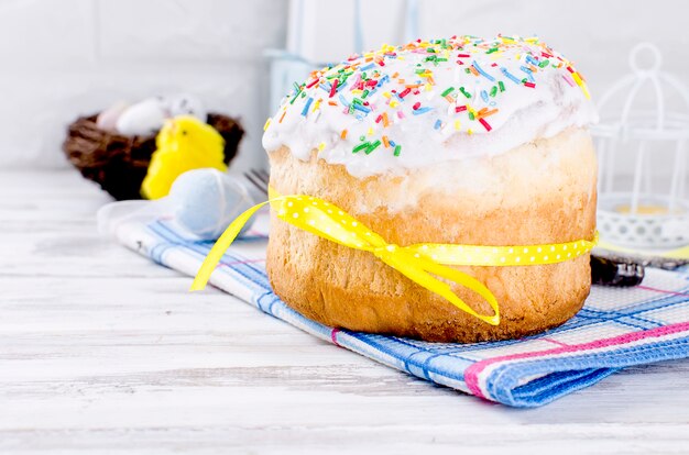 Gâteau de Pâques et couverts pour Pâques