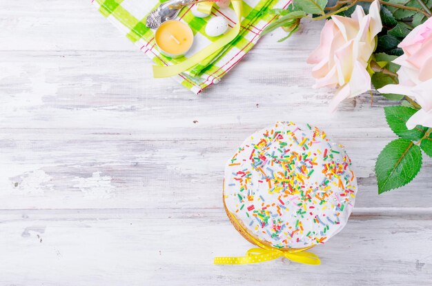 Gâteau de Pâques et couverts pour Pâques