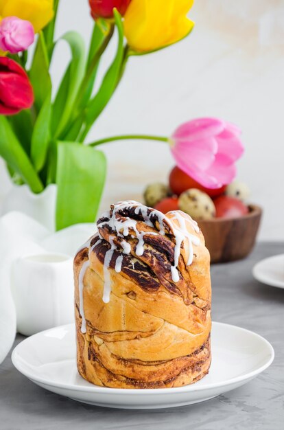 Gâteau de Pâques - Cruffin, Kraffin ou Kulich avec crème de noix au chocolat et glaçage au sucre