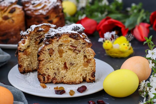 Gâteau De Pâques Cruffin Et Oeufs Colorés Sur Fond Sombre, Le Concept De La Fête De L'église Orthodoxe De Printemps, Orientation Horizontale, Gros Plan