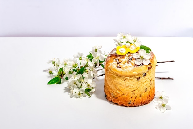 Gâteau de Pâques Cruffin ou pain sucré Kulich et œufs peints traditionnels Cuisson et fleurs de cerisier