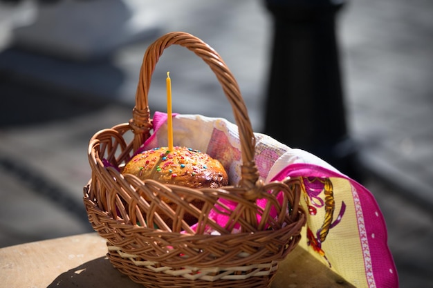 Gâteau de Pâques dans un panier avec une bougie