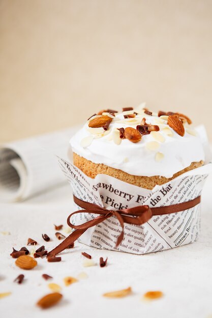 Gâteau de Pâques décoré de pétales d'amande et de pépites de chocolat sur blanc