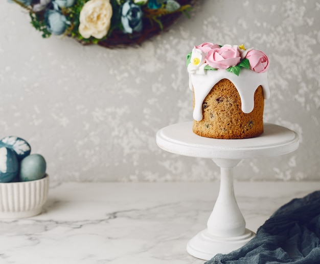 Photo gâteau de pâques fait maison avec des fleurs