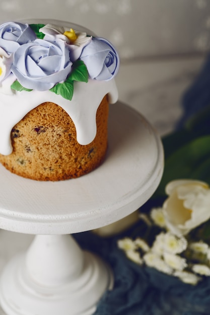 Photo gâteau de pâques fait maison avec des fleurs