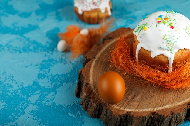 Gâteau de Pâques fait maison et oeufs peints sur la table