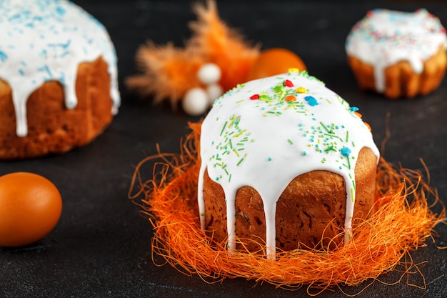 Gâteau de Pâques fait maison et oeufs peints sur la table