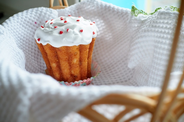 Gâteau de Pâques sur fond clair