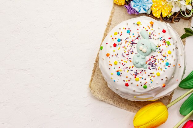 Gâteau de Pâques sur fond de mastic blanc. Pain de fête traditionnel orthodoxe